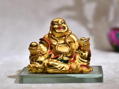 Feng Shui: We have forgotten to laugh, at least bring this laughing budhdha in home; The lost joy will return! | Feng Shui: आपण तर हसणे विसरलोच आहोत, निदान हा लाफिंग बुढ्ढा घरी आणून ठेवा; हरवलेला आनंद परत येईल!