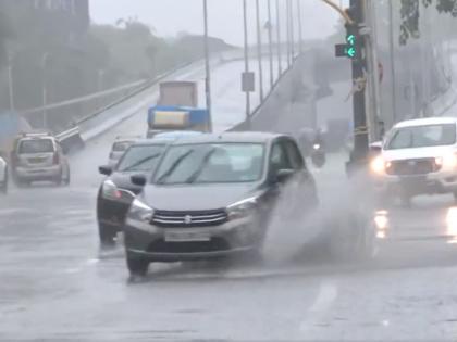 Heavy rains in Mumbai disrupts central and Harbor local services | मुंबईत पावसाची दमदार बॅटिंग, मध्य आणि हार्बर लोकल सेवेला मोठा फटका