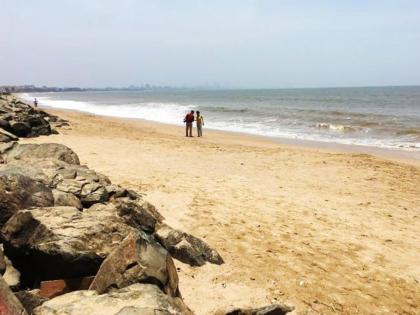 Bodies of two young men found on Versova beach excitement in the area | वर्सोवा समुद्रकिनाऱ्यावर दोन तरुणांचे मृतदेह सापडले, परिसरात खळबळ