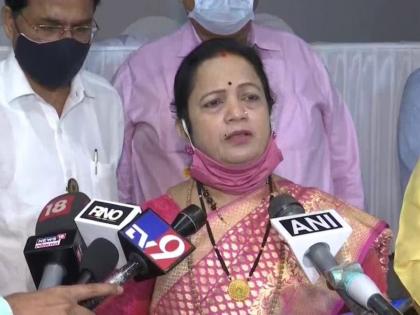 Covid body bag scam Ex Mumbai mayor Kishori Pednekar gets oral assurance of no action till Wednesday | किशोरी पेडणेकरांना दोन दिवसांचा दिलासा, कोणतीही कारवाई न करण्याचे तोंडी आश्वासन