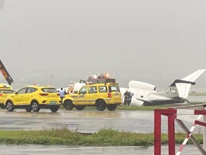 A private plane crashed at the Mumbai airport it literally broke into two pieces! | BREAKING: मुंबई विमानतळावर खासगी विमान कोसळले, अक्षरश: दोन तुकडेच झाले!