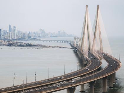 Young man jumps into sea from sea Link police search underway | सी-लिंकवरुन तरुणाची समुद्रात उडी, पोलिसांकडून शोध सुरू