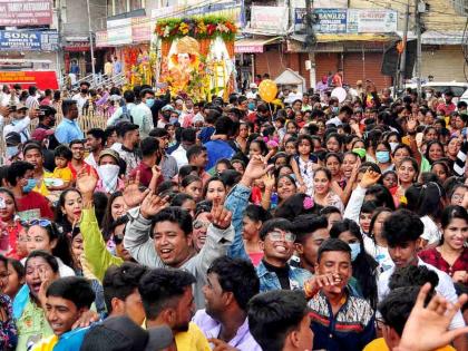 Sunday was Bappa day Ganeshotsav was crowded | भक्तीचा महापूर! रविवार ठरला बाप्पाचा वार, गणेशोत्सव मंडळांत झुंबड