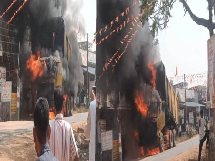 Burn tipper during welding work in gondia | वेल्डिंगचे काम करताना टिप्पर जळून खाक 