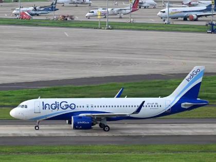 bomb threat on indigo passenger running after the plane landed in mumbai | इंडिगोच्या विमानात बॉम्बची धमकी; मुंबईत विमान दाखल झाल्यानंतर धावपळ