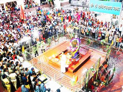 Shani Jayanti 2024: Shani Deva's place at Shani Shingnapur has no roof; Why is that? Read on! | Shani Jayanti 2024: शनि शिंगणापुरात शनि देवाच्या चौथर्‍याला छप्पर नाही; असे का? वाचा!