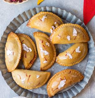 Holi Recipe 2025: वाढत्या उष्णतेत पोटाला थंडावा देणारी आणि न बाधणारी गुलकंद गुजियाची सोपी रेसिपी!