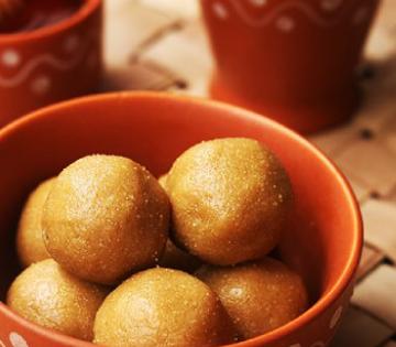 Shravan Special : २ चमचे तुपात करा महिनाभर टिकणारे उपासाचे लाडू; पचायला हलके आणि करायलाही सोपे 