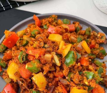 Lunchbox Recipe: ढोबळी मिरचीची 'अशी' करा पीठ पेरून भाजी; कोरडीही होत नाही-डब्यालाही नेता येते