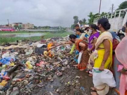 Protest by burning garbage Citizens angry with former corporator | कचरा पेटवून केला निषेध! माजी नगरसेवकासह नागरीक संतप्त