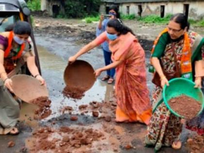 potholes on Thakurli flyover filled by BJP womens front agitation | महिलांनी बुजवले ठाकुर्ली उड्डाणपुलावरील खड्डे; भाजप महिला आघाडीचे खड्डेभरो आंदोलन