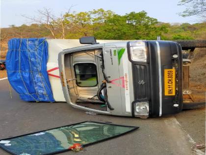 4 women injured in tempo reversal in khopoli | बोरघाटात टेम्पो पलटी होऊन ४ महिला जखमी