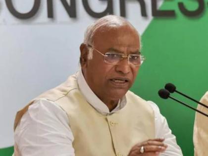 98 lakh people lost their jobs in one year but modi is going to become a world guru congress mallikarjun kharge criticise | एका वर्षात ९८ लाख लोकांच्या नोकऱ्या गेल्या अन् मोदी विश्व गुरू व्हायला चाललेत; काँग्रेसचा हल्लाबोल