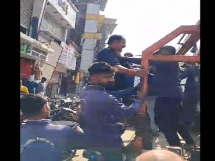 Traffic police and towing vehicle dealers on target in Ulhasnagar | उल्हासनगरात वाहतूक पोलीस व टोइंग गाडी व्यापाऱ्यांचा टार्गेटवर