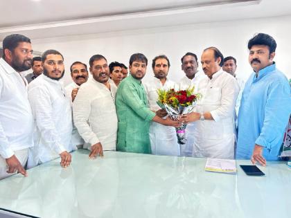 Shock to Sharad Pawar group before Saelapur constituency, former corporators met Ajit Dad | साेलापूर दाैऱ्यापूर्वी शरद पवार गटाला धक्का, माजी नगरसेवकांनी घेतली अजितदादांची भेट 