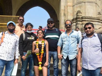 Unique tribute to Corona Warriors 14 year old Shravani swim from Elephanta to the Gateway of india | कोरोना योद्ध्यांना अनोखी मानवंदना! १४ वर्षीय श्रावणी एलिफन्टा ते गेटवेपर्यंत पोहत निघाली 