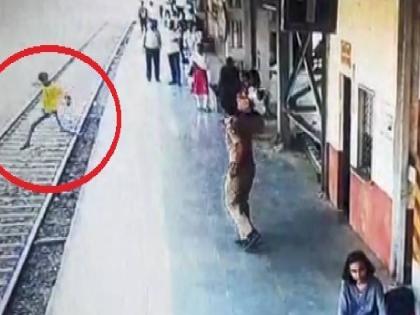 Thrill! Young man jumps in front of running Express, Railway Police puts his life in danger and saves his life | Video : थरार! भरधाव एक्सप्रेस समोर तरूणाने मारली उडी, पोलिसाने जीव धोक्यात घालून वाचवला जीव