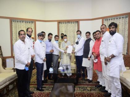 12 suspended BJP MLAs meets Governor Bhagat Singh Koshyari | भाजप आमदारांच्या निलंबनाचा विषय राज्यपालांकडे; १२ आमदारांनी घेतली कोश्यारींची भेट