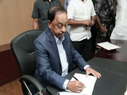 narayan rane slams officers in meeting after taking charge as cabinet minister | तासाभराच्या बैठकीत अर्धा तास राणेंनी अधिकाऱ्यांना फैलावर घेतलं; सरकारी बाबूंची भंबेरी