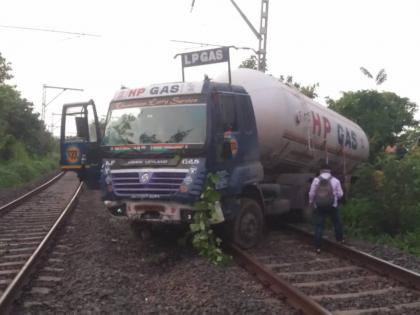 gas tanker breaks dividers and goes on railway tracks major accident averted on Central Railway | भरधाव गॅस टँकर दुभाजक तोडून थेट रेल्वे रुळांवर; मध्य रेल्वेवर मोठी दुर्घटना टळली