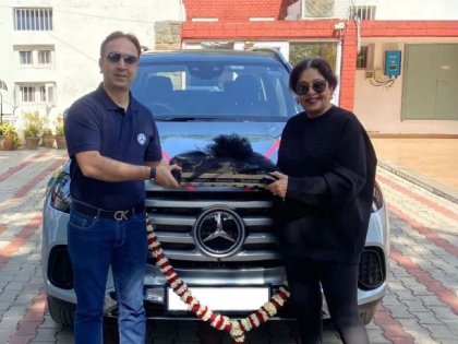 Kirron Kher Buys Swanky New Mercedes Car Worth ₹1.65 Crore | किरण खेर यांनी खरेदी केली 'इतकी' महागडी कार, किंमत एकूण बसेल धक्का
