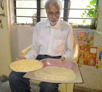 Distribute wheat mixed with waste and soil from ration shop | रेशनच्या दुकानातून कचरा व माती मिश्रित गहू वितरित