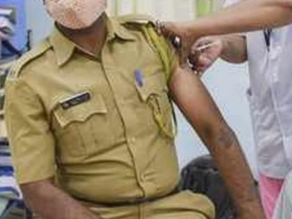 Corona vaccination: Police personnel at the forefront in Washim district | कोरोना लसीकरण:  वाशिम जिल्ह्यात पोलीस कर्मचारी आघाडीवर