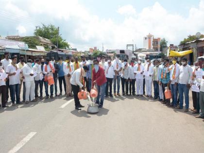 BJP's Rastaroko in Nevasa for milk price hike | दूध दरवाढीसाठी नेवाशात भाजपचा रास्तारोको