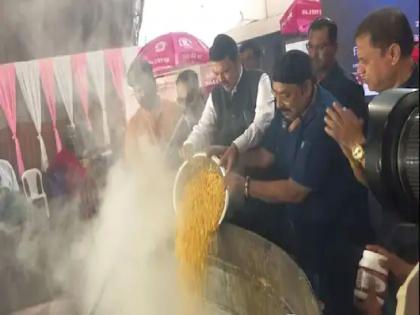 Vishnu Manohar prepared 3000 kg mahaprasad for Ganpati Bappa Devendra Fadnavis also contributed | विष्णू मनोहरांनी बाप्पासाठी तयार केला ३००० किलोचा महाप्रसाद; उपमुख्यमंत्र्यांनीही लावला हातभार