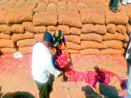 On arrival of onion in the chakan | चाकणला कांद्याची आवक घटली