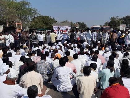 Electricity supply of Jayakwadi back water is eight hours - road passes at Pravaram Sangam | जायकवाडी बॅक वॉटरचा वीजपुरवठा आठ तास करा - प्रवरासंगम येथे रास्तारोको