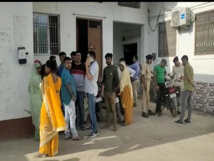 Crime: Robbers robbed the bank in broad daylight while the police were on patrol, emptied the safe | Crime: पोलीस गस्तीवर असतानाच दिवसाढवळ्या दरोडेखोरांनी लुटली बँक, रिकामी केली तिजोरी