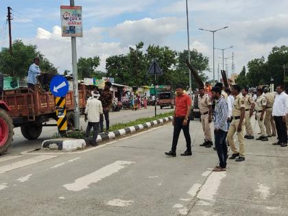 Unauthorized hoardings in Mangrulpir removed | मंगरूळपिरातील अनधिकृत होर्डिंग हटविले