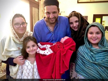 What shall I name the fifth daughter? Shahid Afridi asks fans to give him a special prize | पाचव्या कन्येचं नाव काय ठेवू? आफ्रिदीने फॅन्सकडून मागवला सल्ला, जिंकणाऱ्यास देणार खास बक्षीस
