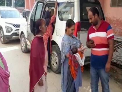 Uttar Pradesh news: Hospital staff busy with mobiles, newborn baby died on warmer machine | हॉस्पिटलचा स्टाफ मोबाइलमध्ये व्यस्त, वॉर्मर मशीनवर ठेवलेल्या नवजात बाळाचा भाजून मृत्यू