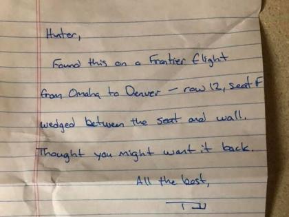 man found his lost wallet with surprise gift | विमानात हरवलं वॉलेट, सरप्राइज गिफ्टबरोबर मिळालं परत