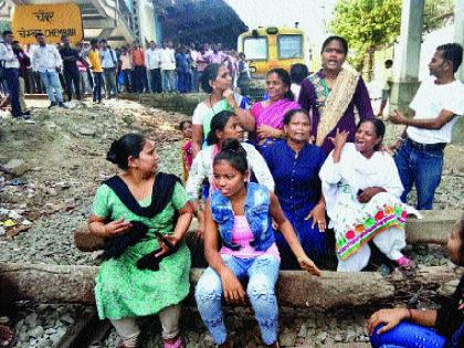  Stop the railways four times on the Harbor route in Mumbai | मुंबईत हार्बर मार्गावर चार वेळा रेल रोको  