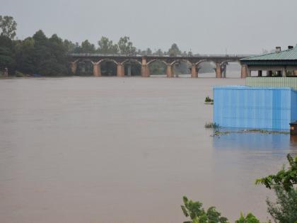 the intensity of rain is less In Sangli district, Krishna river crosses warning level | सांगली जिल्ह्यात पावसाची उघडीप, कृष्णा नदीने इशारा पातळी ओलांडली; कोयनेतून विसर्ग सुरुच