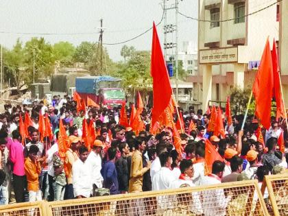 Yuva sena march on District Collectorate | टँकरपुरवठ्यात भेदभाव : युवासेनेचा जिल्हाधिकारी कार्यालयावर धडक मोर्चा