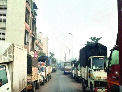 Heavy Vehicle Parking, Road Disadvantage | रोडपालीत अवजड वाहनांची पार्किंग, रहिवाशांची गैरसोय