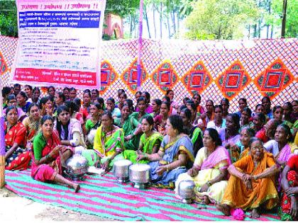 the fasting of former Sarpanch Manda Thakur in front of the Tahsildar office | सावलीचा पाणीप्रश्न गंभीर, माजी सरपंच मंदा ठाकूर यांचे तहसीलदार कार्यालयासमोर उपोषण