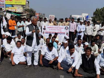  Chakkjam movement on behalf of Swabhimani Shetkari Sanghatana at Navawaphatta | नेवासाफाटा येथे स्वाभिमानी शेतकरी संघटनेच्या वतीने चक्काजाम आंदोलन