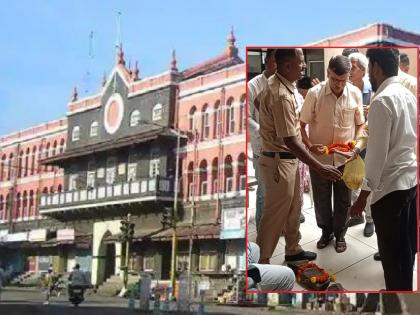 Protesters worship stones saying stones are better than officials, unique protest in Kolhapur Municipal Corporation | 'अधिकाऱ्यांपेक्षा दगड बरा' म्हणत दगडांची पूजा करत नोंदविला निषेध, कोल्हापूर महापालिकेत अनोखे आंदोलन Protesters worship stones saying stones are better than officials, unique protest in Kolhapur Municipal Corporation | 'अधिकाऱ्यांपेक्षा दगड बरा' म्हणत दगडांची पूजा करत नोंदविला निषेध, कोल्हापूर महापालिकेत अनोखे आंदोलन