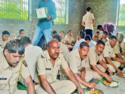 A dal-baati feast from the protesters to the police in beed | आंदोलकांकडून पोलिसांना दाल-बाटीची मेजवानी