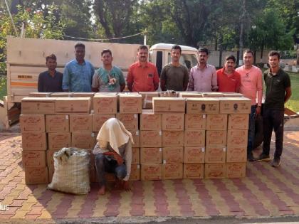 trafficker Shankar Anna caught, 14 lakh of liquor and a cargo jeep with a total value of 18 lakh seized | दारूची वाहतूक करणाऱ्या वाहनाने बॅरिकेट तोडले, पण...