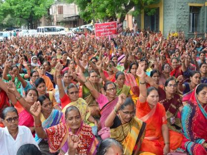 Give anganwadi workers the status of government employees, the movement at the Zilla Parishad | अंगणवाडीसेविकांना शासकीय कर्मचाऱ्याचा दर्जा द्या, आंदोलनाने जिल्हा परिषद दणाणले