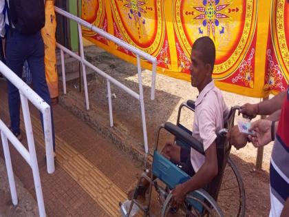 voters with disabilities vote enthusiastically due to various facilities the facilities for voters by state disability commission in goa | विविध सुविधांमुळे दिव्यांग मतदारांचे उत्साहात मतदान; राज्य दिव्यांग आयाेगातर्फे मतदारांना सुविधा 