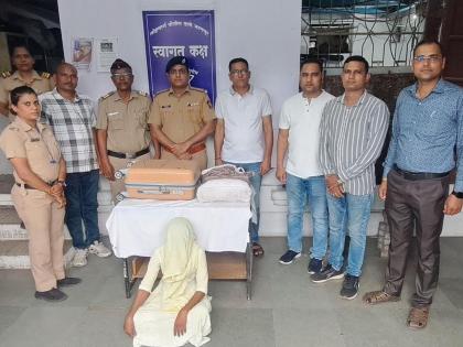 Nagpur: 'Ganja-bai' detained in Gondwana Express, seven kg of ganja seized | Nagpur: गोंडवाना एक्सप्रेसमध्ये ‘गांजा-बाई’ ताब्यात, सात किलो गांजा जप्त Nagpur: 'Ganja-bai' detained in Gondwana Express, seven kg of ganja seized | Nagpur: गोंडवाना एक्सप्रेसमध्ये ‘गांजा-बाई’ ताब्यात, सात किलो गांजा जप्त