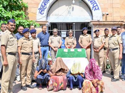 Nagpur: Gang of women who stole at many railway stations including Delhi arrested in Nagpur, two stolen in half an hour | दिल्लीसह अनेक रेल्वे स्थानकावर चोऱ्या करणाऱ्या महिलांची टोळी नागपुरात जेरबंद, अर्ध्या तासात दोन चोऱ्या Nagpur: Gang of women who stole at many railway stations including Delhi arrested in Nagpur, two stolen in half an hour | दिल्लीसह अनेक रेल्वे स्थानकावर चोऱ्या करणाऱ्या महिलांची टोळी नागपुरात जेरबंद, अर्ध्या तासात दोन चोऱ्या