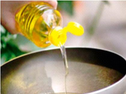 Reduction in edible oil prices after tax cuts; Consolation of Rs 4 to 7 per liter | करकपात केल्यानंतर खाद्यतेलाच्या किमतीत घट; प्रति लीटर ४ ते ७ रुपयांचा ग्राहकांना दिलासा